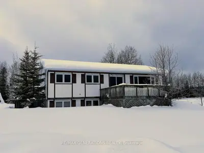 Detached in Manitouwadge