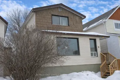 Detached in Thunder Bay