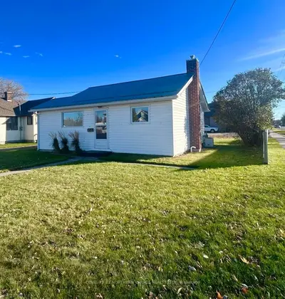 Detached in Fort Frances