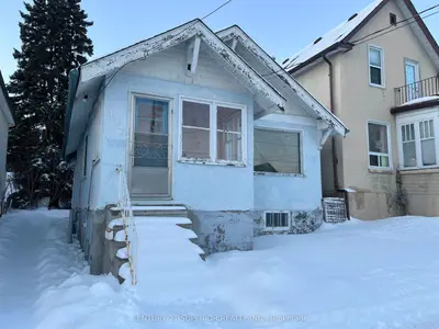 Detached in Thunder Bay
