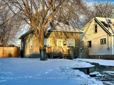 Detached in Thunder Bay