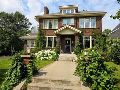 Detached in Thunder Bay