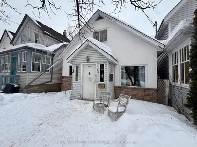Detached in Thunder Bay