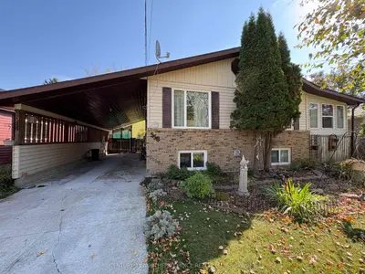 Detached in Fort Frances