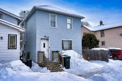 Detached in Thunder Bay