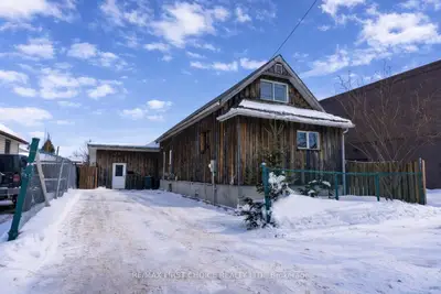 Detached in Thunder Bay