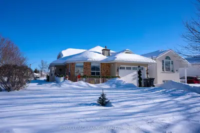 Detached in Thunder Bay
