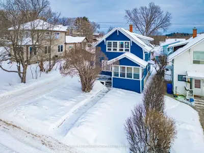 Detached in Kenora