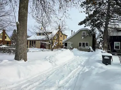Detached in Thunder Bay