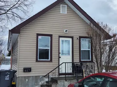Detached in Thunder Bay