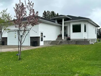 Detached in Fort Frances