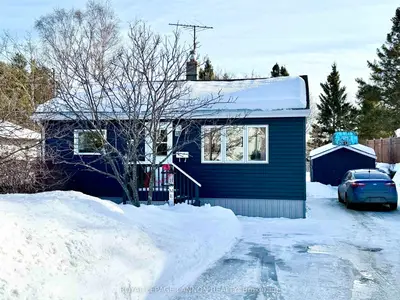 Detached in Thunder Bay