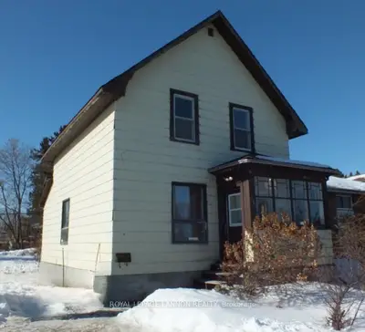 Detached in Thunder Bay