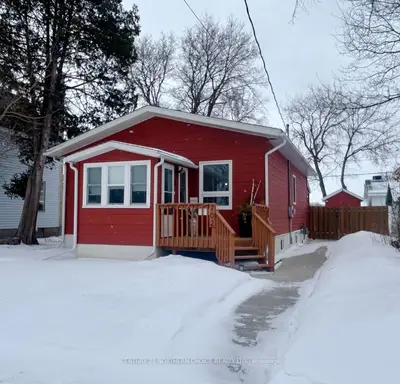 Detached in Fort Frances