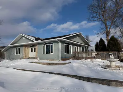 Detached in Fort Frances