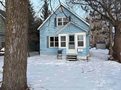 Detached in Fort Frances