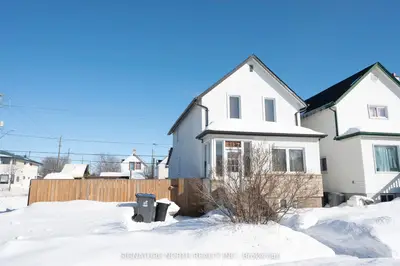 Detached in Thunder Bay