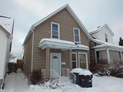 Detached in Thunder Bay