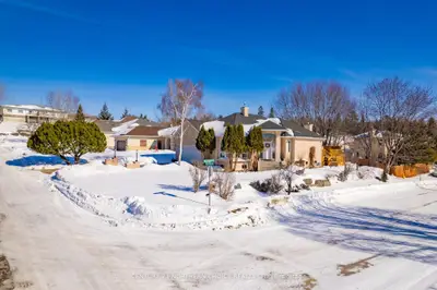 Detached in Kenora