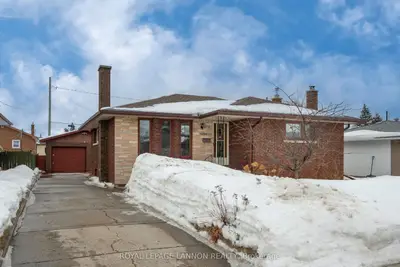 Detached in Thunder Bay