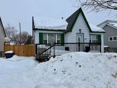 Detached in Thunder Bay