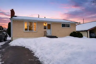 Detached in Thunder Bay