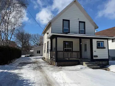 Detached in Fort Frances