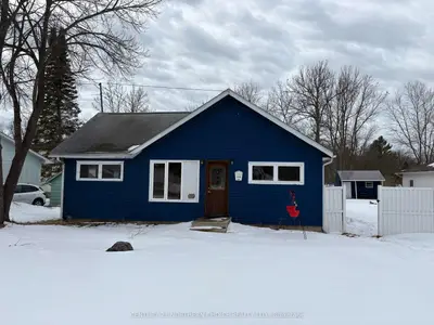 Detached in Fort Frances