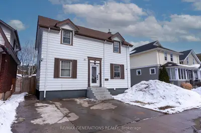 Detached in Thunder Bay