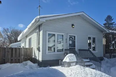 Detached in Thunder Bay