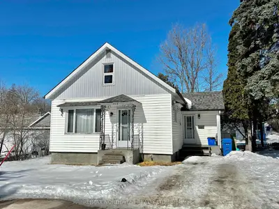 Detached in Kenora
