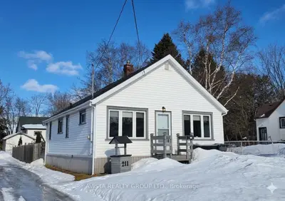 Detached in Thunder Bay