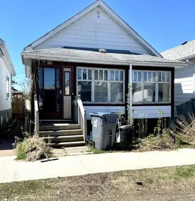 Detached in Thunder Bay