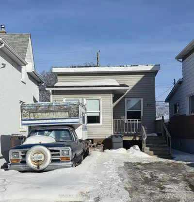 Detached in Thunder Bay