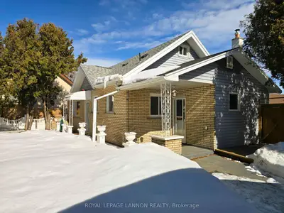 Detached in Thunder Bay