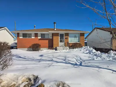 Detached in Thunder Bay
