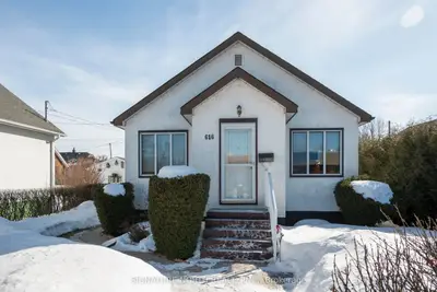 Detached in Thunder Bay