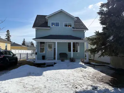 Detached in Fort Frances