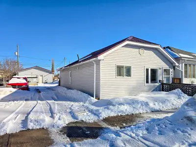 Detached in Thunder Bay