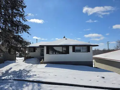 Detached in Kenora