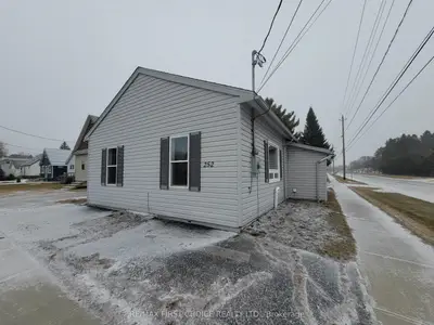 Detached in Fort Frances