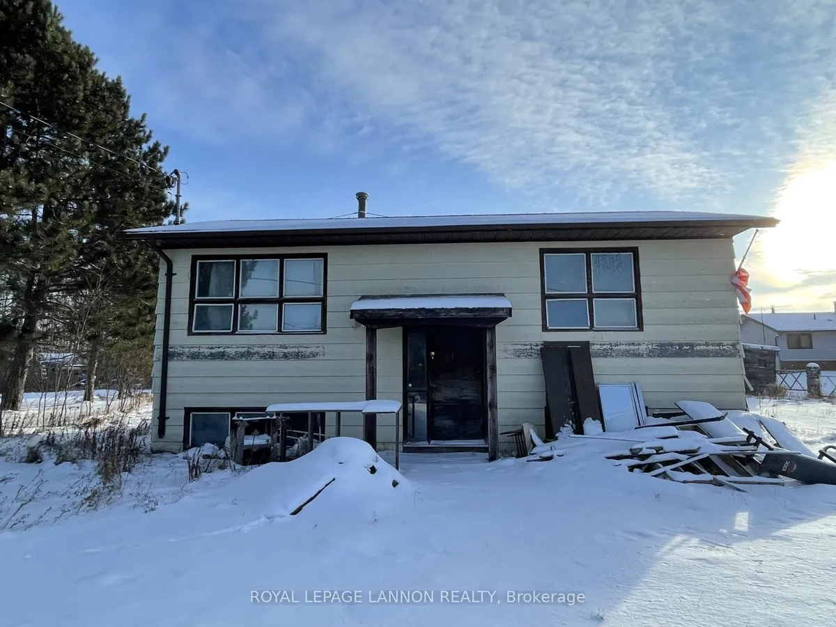 Detached in Thunder Bay Remote Area