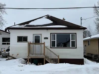 Detached in Thunder Bay