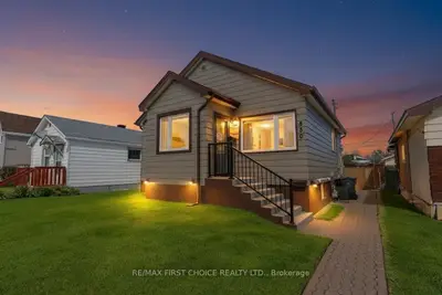 Detached in Thunder Bay