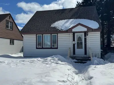 Detached in Thunder Bay
