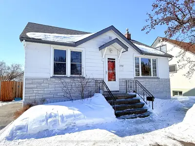Detached in Thunder Bay