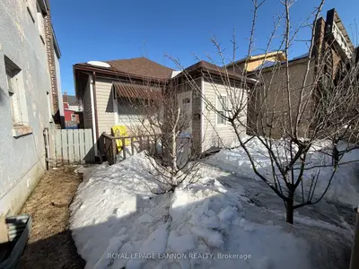 Detached in Thunder Bay