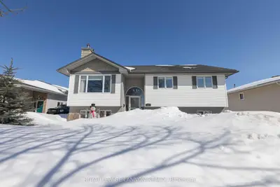 Detached in Thunder Bay