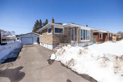 Detached in Thunder Bay