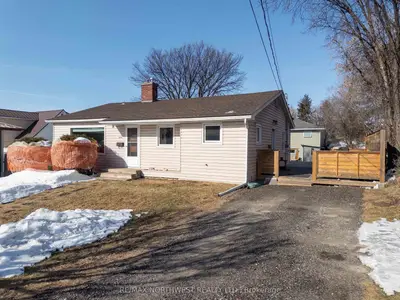 Detached in Kenora